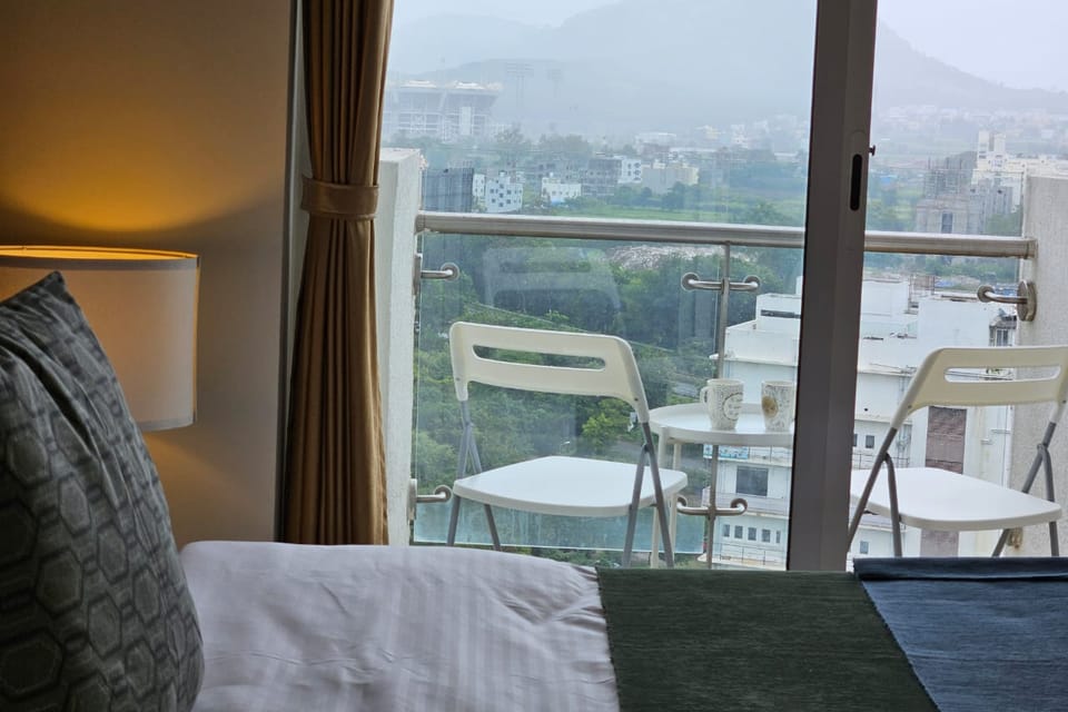 Expressway-view one-bedroom on the 15th floor, Lodha Belmondo &mdash; photo 4