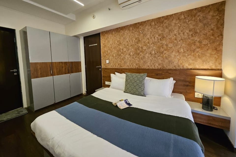 Expressway-view one-bedroom on the 15th floor, Lodha Belmondo &mdash; photo 5