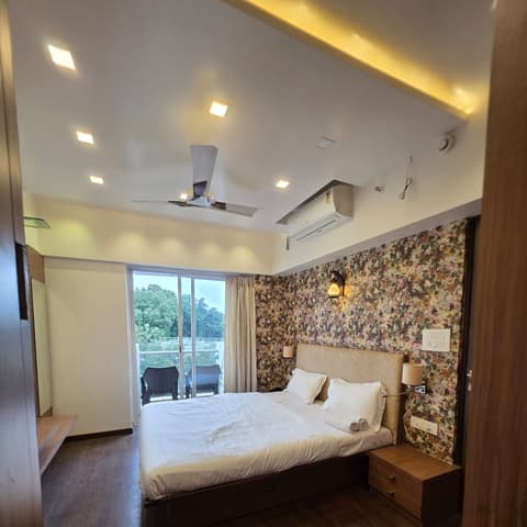 Expressway-view one-bedroom on the 2nd floor, Lodha Belmondo — photo 15