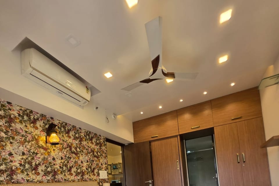 Expressway-view one-bedroom on the 2nd floor, Lodha Belmondo — photo 1