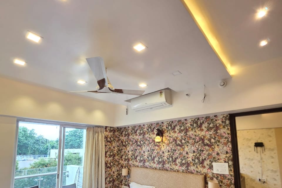 Expressway-view one-bedroom on the 2nd floor, Lodha Belmondo — photo 2