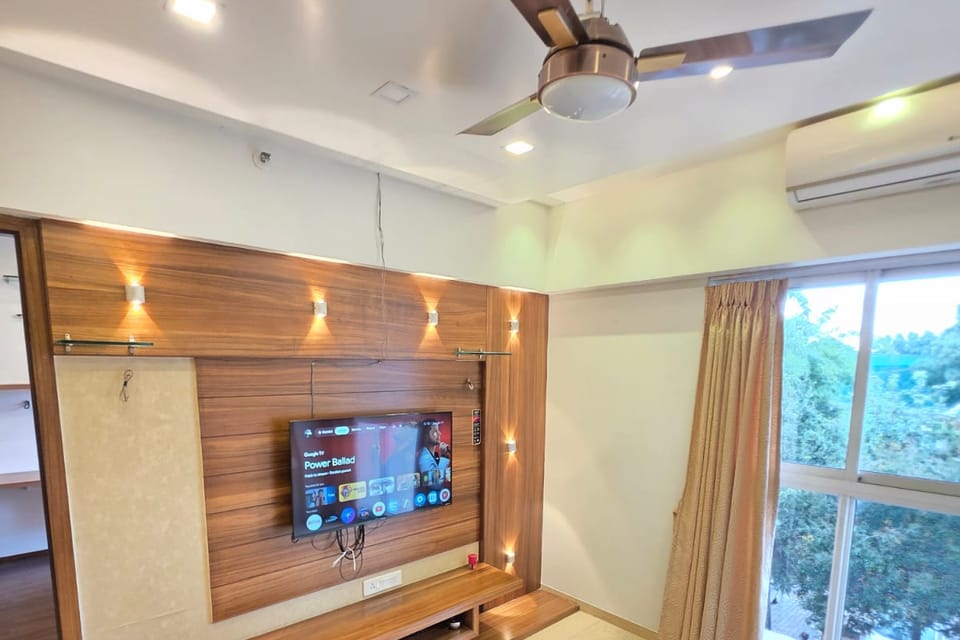 Expressway-view one-bedroom on the 2nd floor, Lodha Belmondo — photo 3