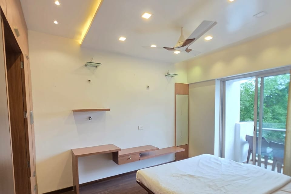 Expressway-view one-bedroom on the 2nd floor, Lodha Belmondo — photo 4