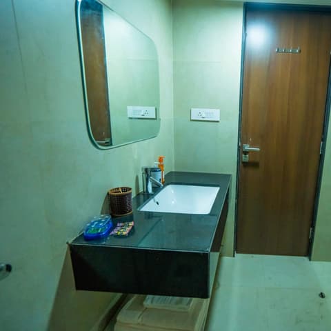 Expressway-view one-bedroom on the 8th floor (III), Lodha Belmondo &mdash; photo 15