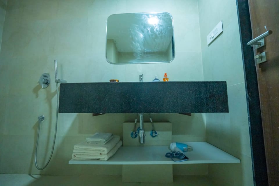 Expressway-view one-bedroom on the 8th floor (III), Lodha Belmondo &mdash; photo 4