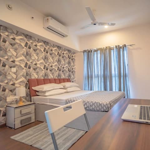 Expressway-view one-bedroom on the 8th floor, Lodha Belmondo — photo 8