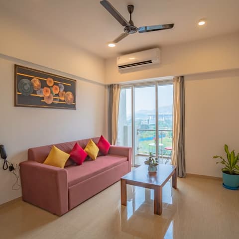 Expressway-view one-bedroom on the 8th floor, Lodha Belmondo — photo 13
