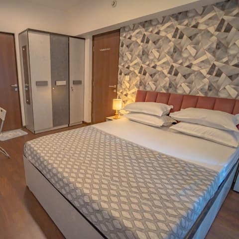 Expressway-view one-bedroom on the 8th floor, Lodha Belmondo — photo 15