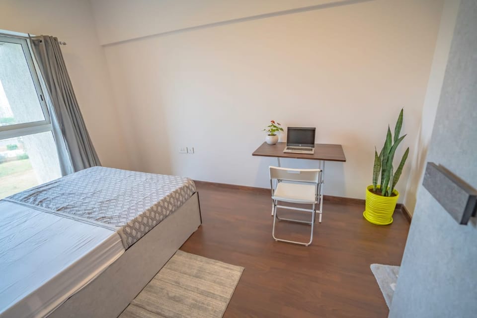 Expressway-view one-bedroom on the 8th floor, Lodha Belmondo — photo 1