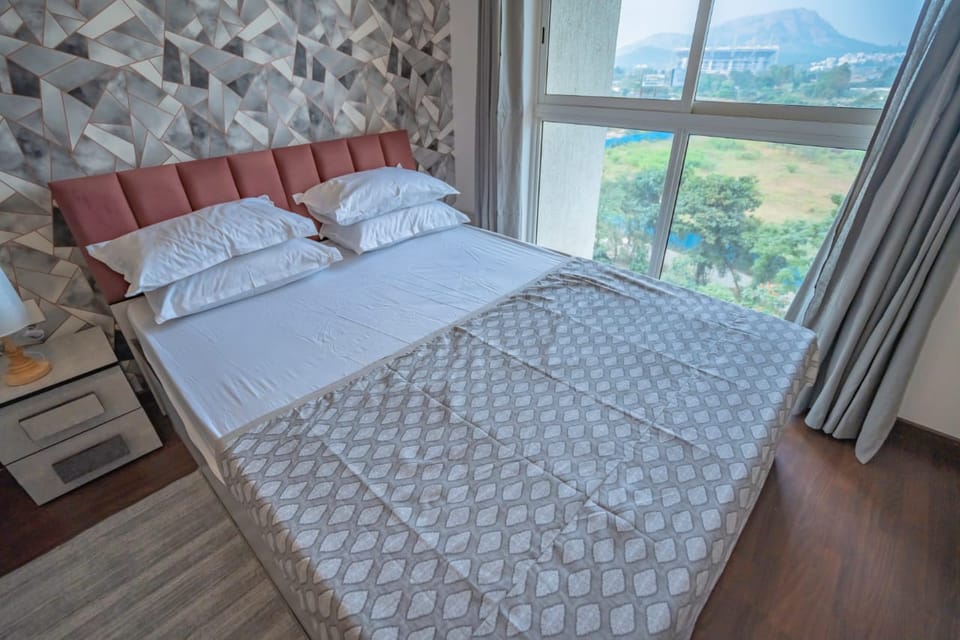 Expressway-view one-bedroom on the 8th floor, Lodha Belmondo — photo 4
