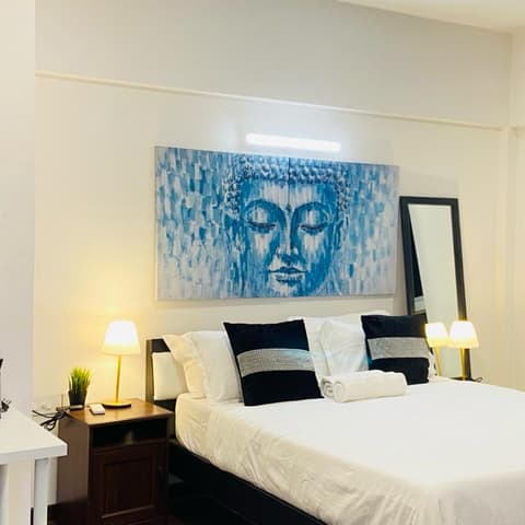 Expressway-view two-bedroom with jacuzzi on the 19th floor, Lodha Belmondo &mdash; photo 12