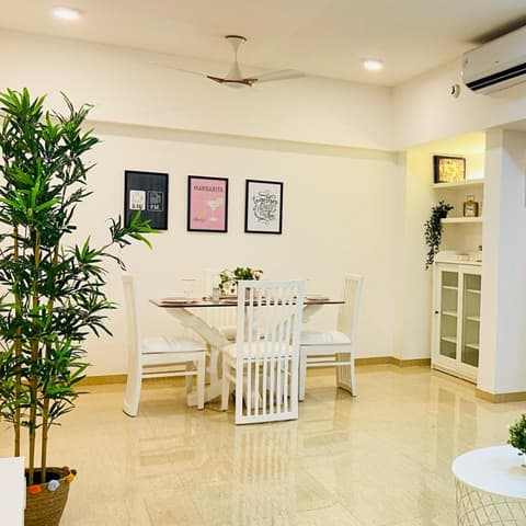 Expressway-view two-bedroom with jacuzzi on the 19th floor, Lodha Belmondo &mdash; photo 13