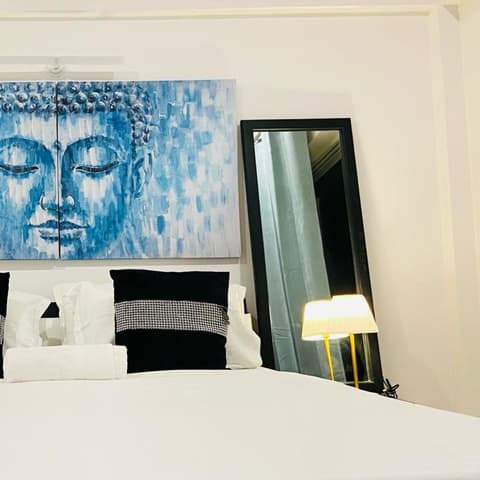 Expressway-view two-bedroom with jacuzzi on the 19th floor, Lodha Belmondo &mdash; photo 14