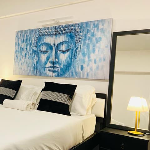 Expressway-view two-bedroom with jacuzzi on the 19th floor, Lodha Belmondo &mdash; photo 15