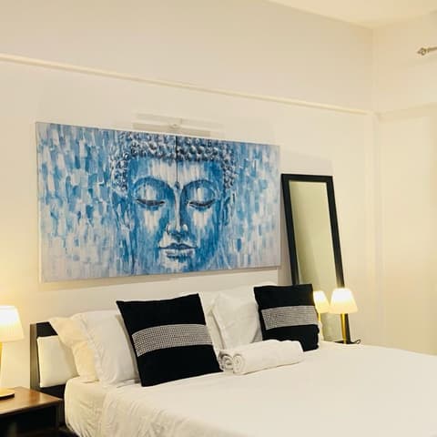 Expressway-view two-bedroom with jacuzzi on the 19th floor, Lodha Belmondo &mdash; photo 16