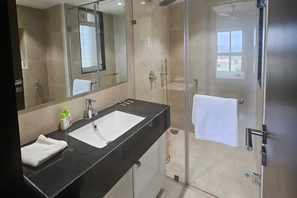 Golf-view one-bedroom on the 15th floor, Lodha Belmondo &mdash; photo 5