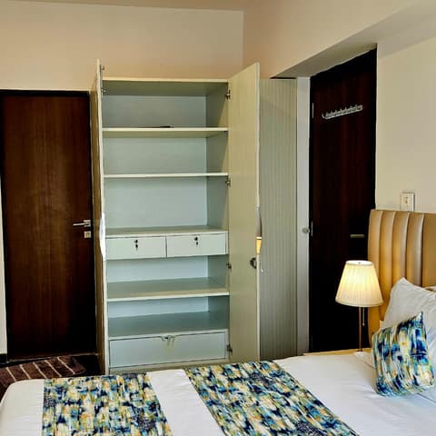 Golf-view one-bedroom on the 19th floor, Lodha Belmondo &mdash; photo 7