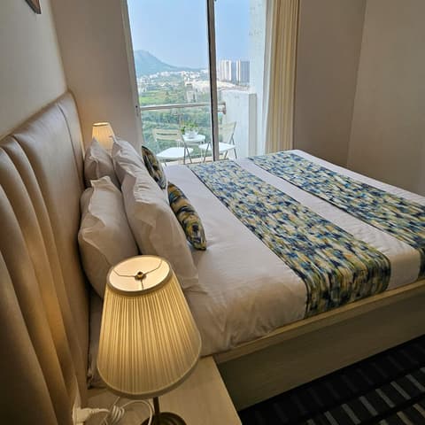 Golf-view one-bedroom on the 19th floor, Lodha Belmondo &mdash; photo 11