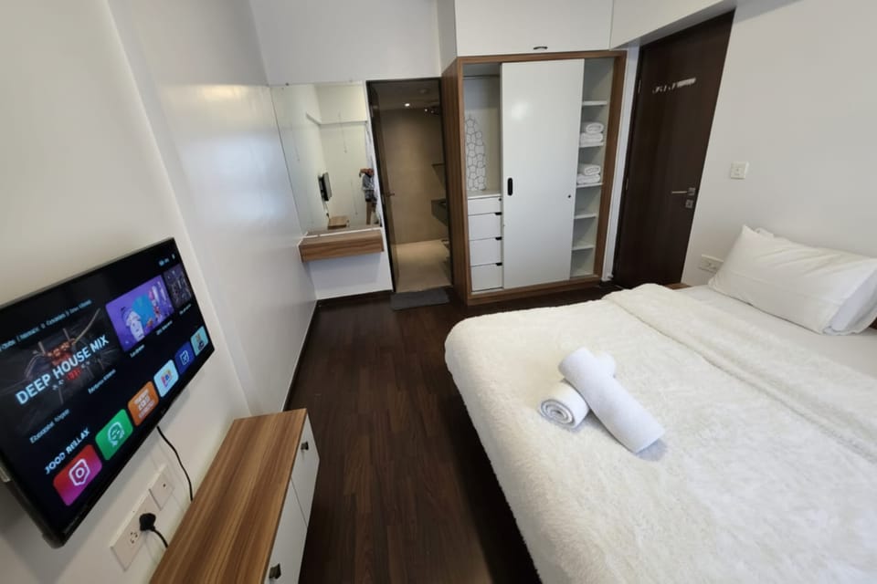 Golf-view one-bedroom on the 20th floor, Lodha Belmondo &mdash; photo 3