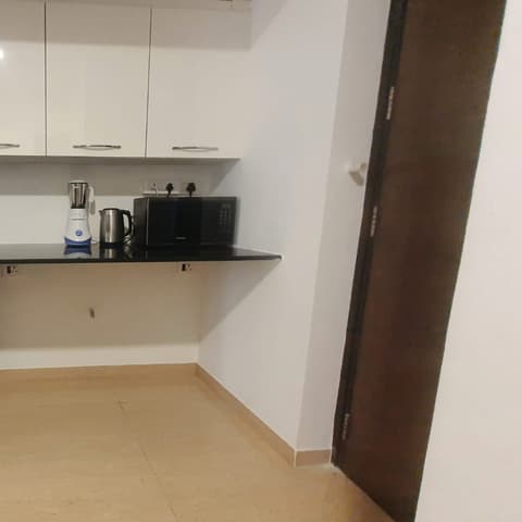 Golf-view one-bedroom with jacuzzi on the 23rd floor, Lodha Belmondo — photo 6