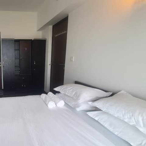 Golf-view one-bedroom with jacuzzi on the 23rd floor, Lodha Belmondo — photo 10