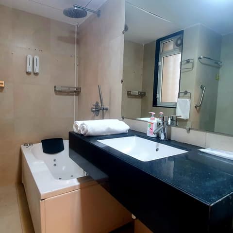 Golf-view one-bedroom with jacuzzi on the 23rd floor, Lodha Belmondo — photo 11
