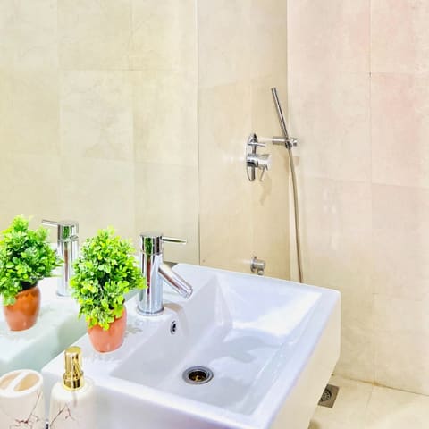The two-bedroom with the jacuzzi, Lodha Belmondo — photo 9