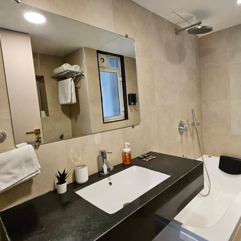The riverfront home with the jacuzzi, Lodha Belmondo — photo 6