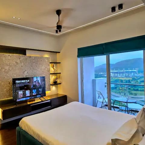 The top-floor jacuzzi studio, Lodha Belmondo — photo 2