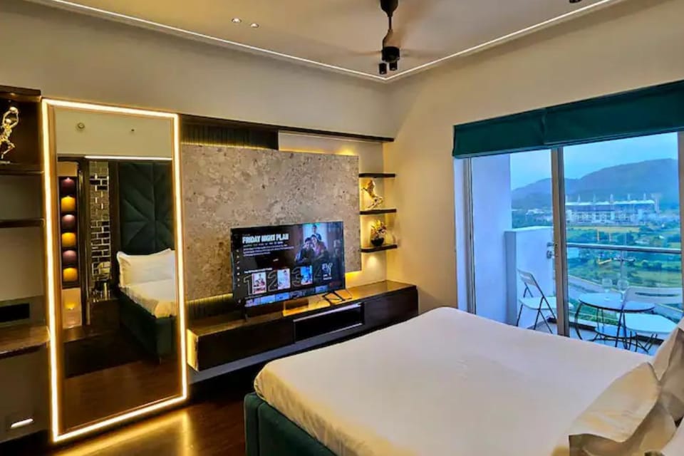 The top-floor jacuzzi studio at Lodha Belmondo
