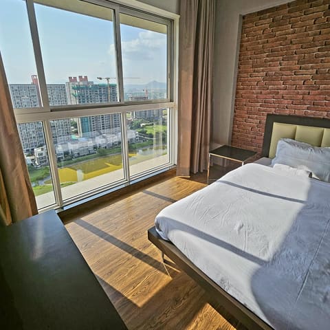 The top-floor three-bedroom, Lodha Belmondo — photo 4