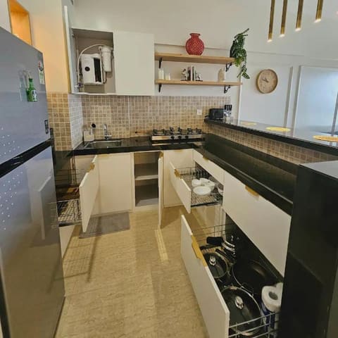 The corner studio, top floor, Lodha Belmondo — photo 3