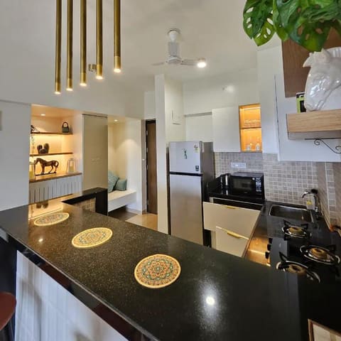 The corner studio, top floor, Lodha Belmondo — photo 4