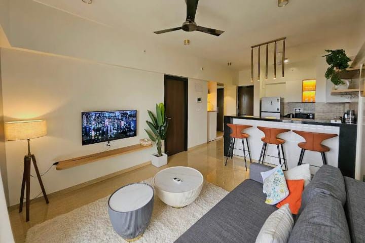 The corner studio, top floor at Lodha Belmondo